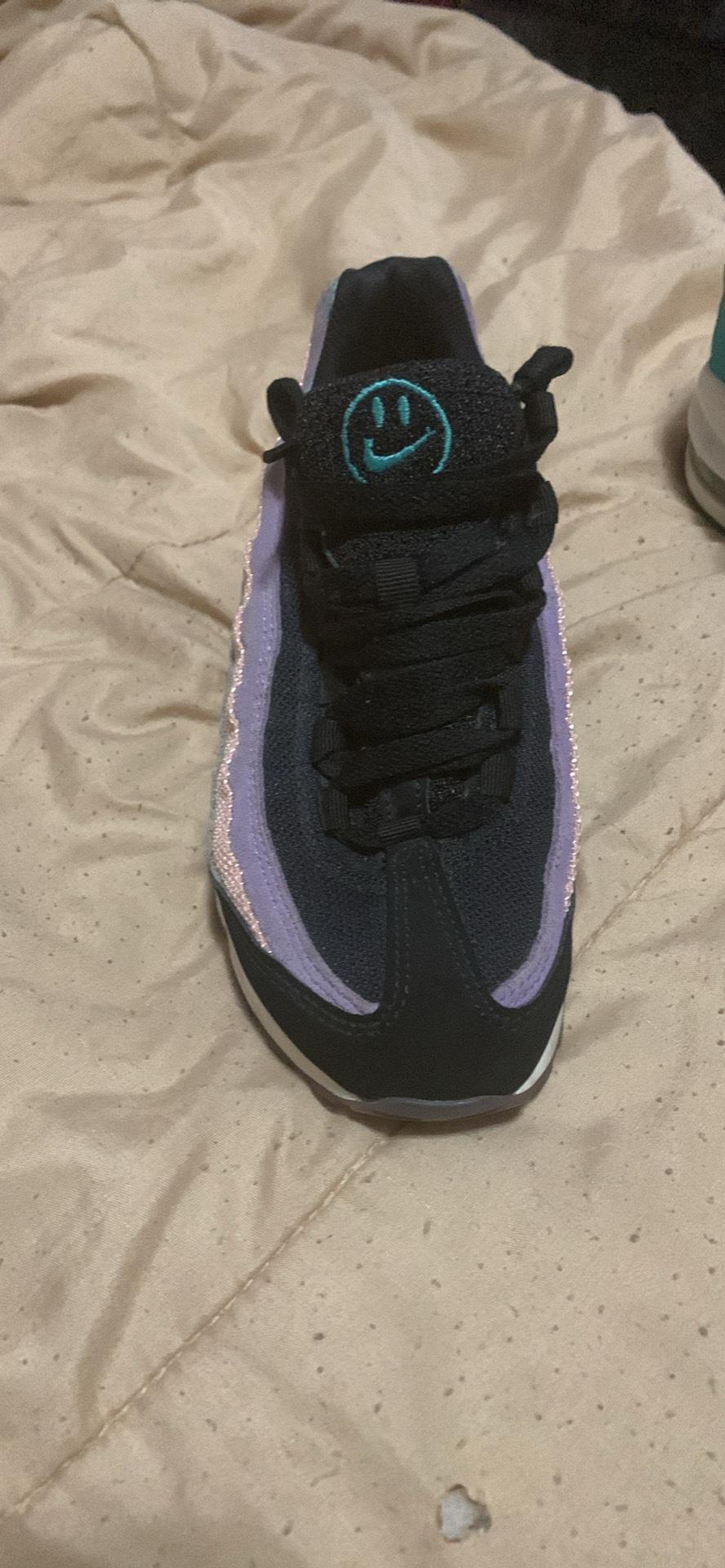 girls Nike swoosh 4y low top shoes