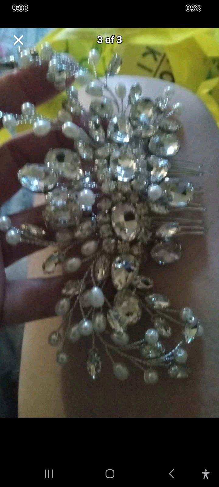 This goldtone vintage crystal rhinestone brooch