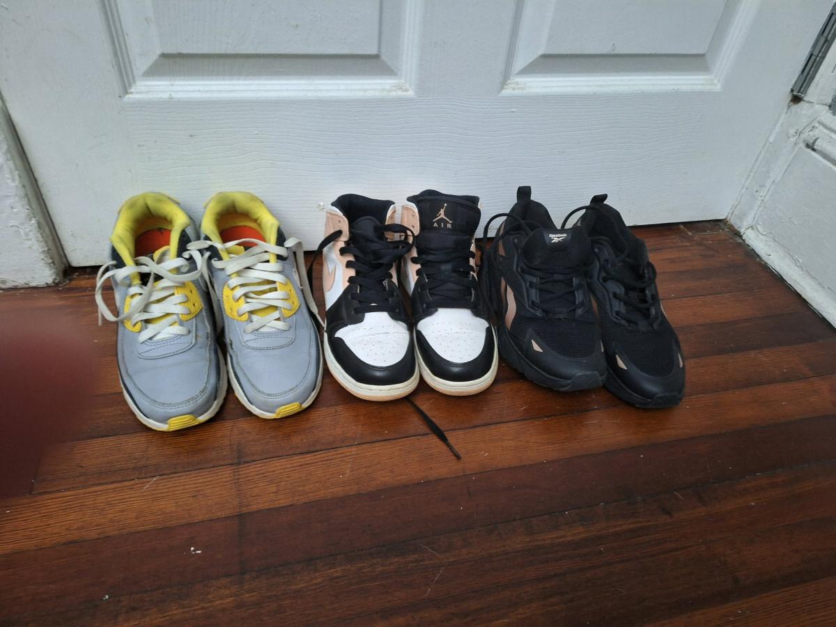 womens sneakers only size 7