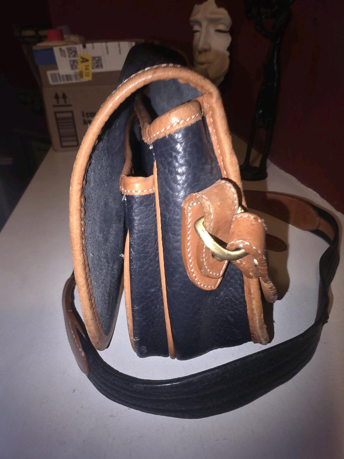 vintage black dooney and bourke crossbody bag