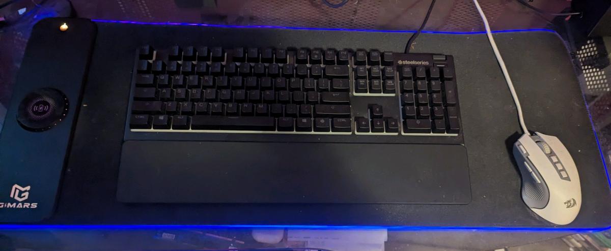 SteelSeries Apex 3 RGB Keyboard GiMars 15W Pad and Mouse