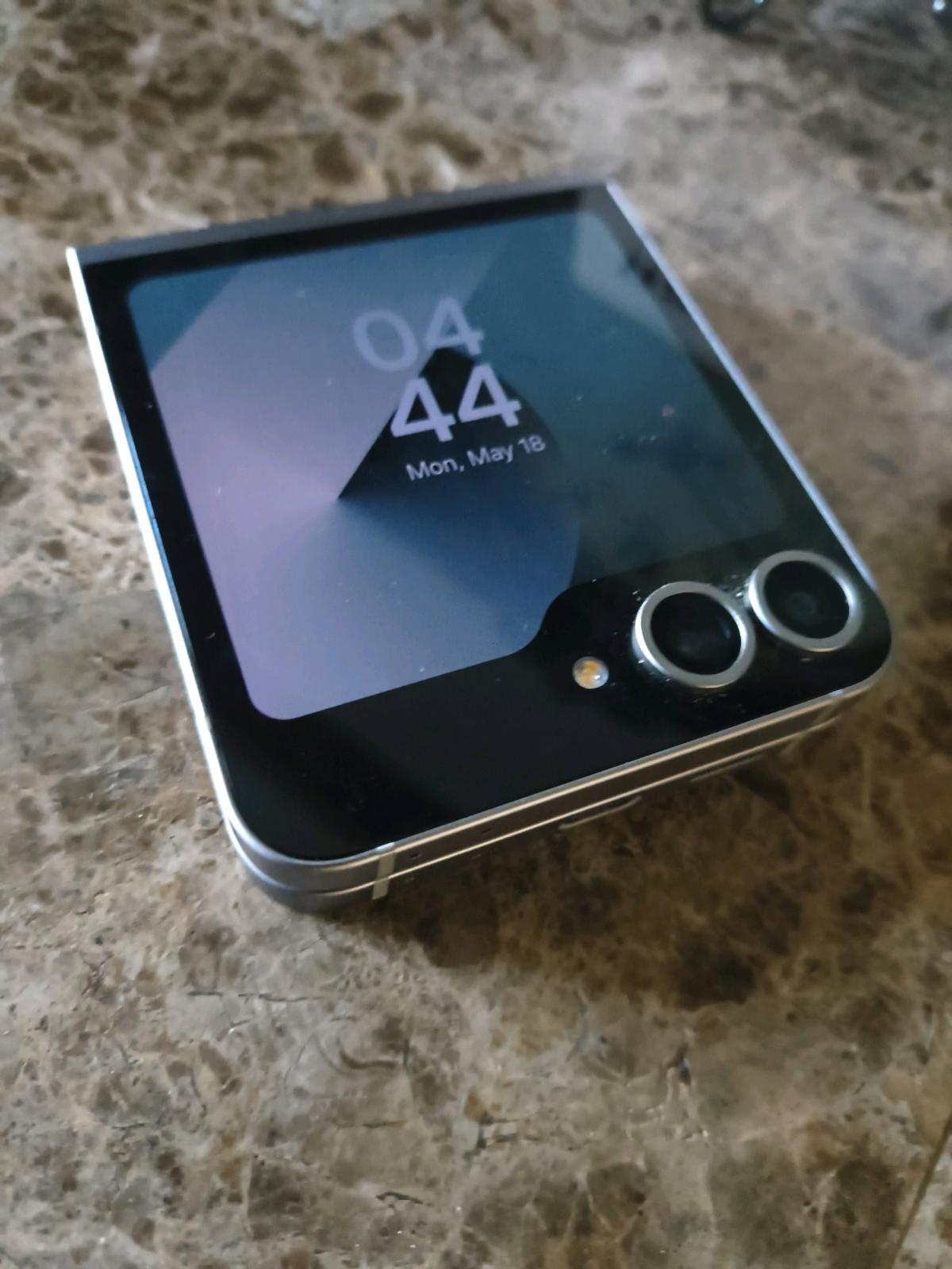 Galaxy Z Flip 6 Slive Shadow 256GB Broken Screen