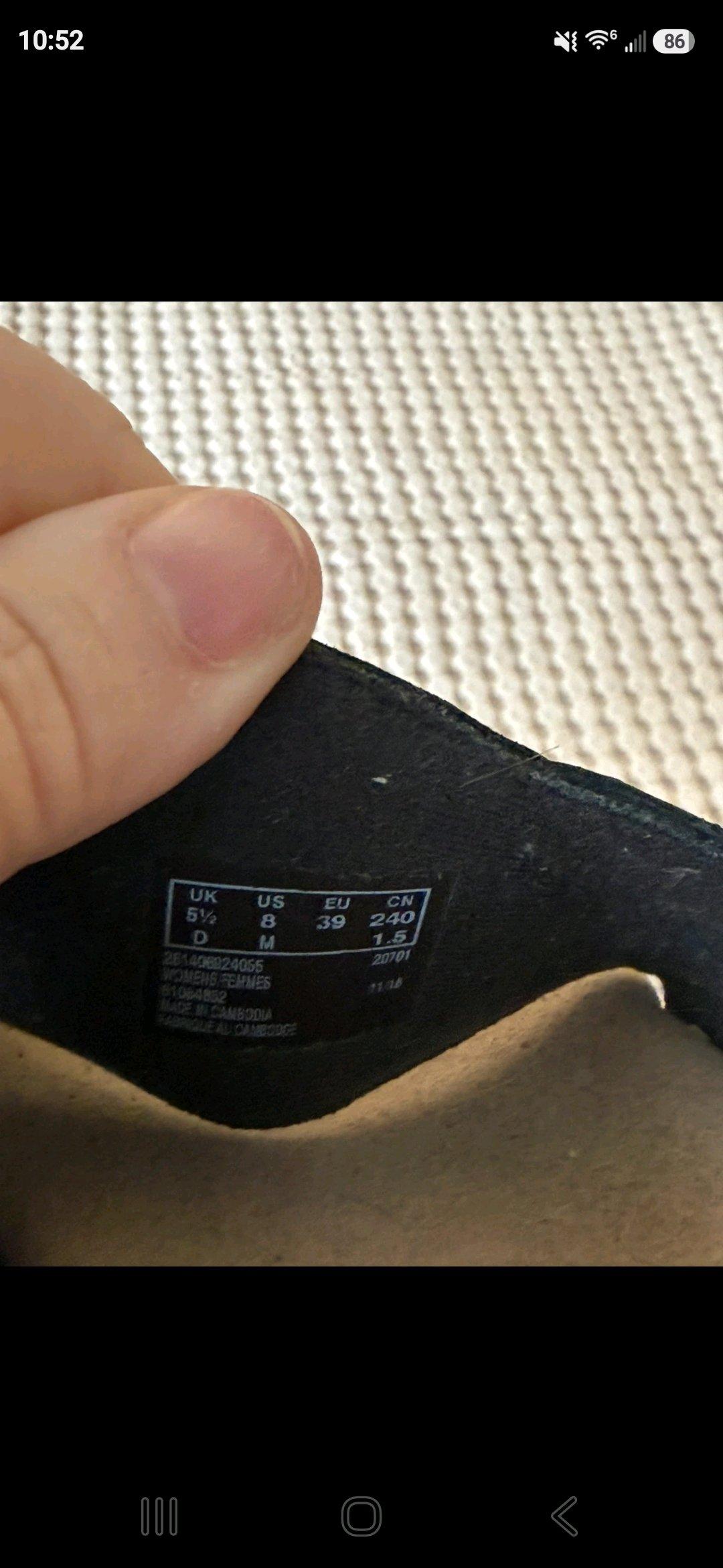 Size 8 Clark Ultimate Comfort Leather Thong Sandals