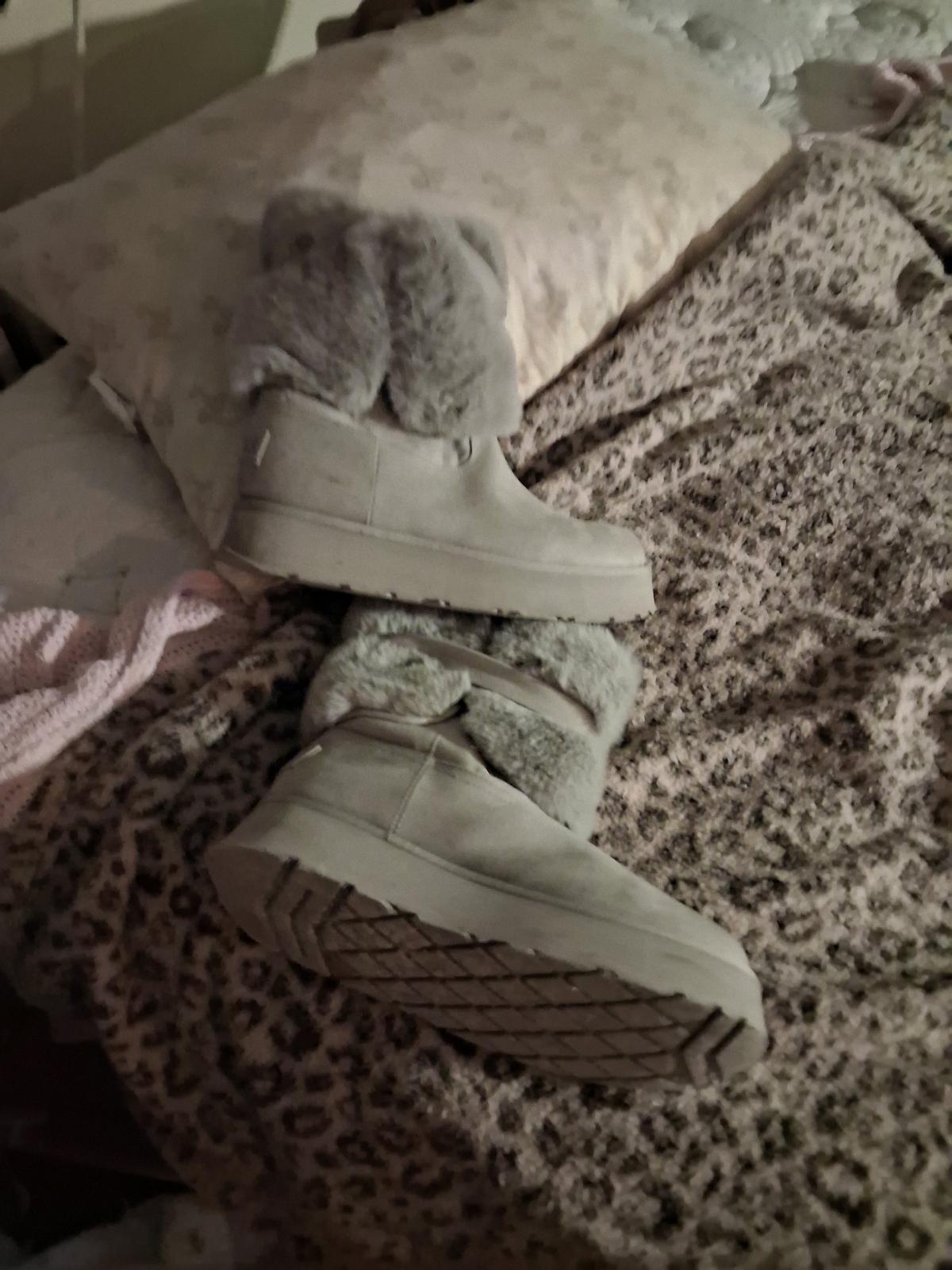 womens fashion furry egg style boots size 10