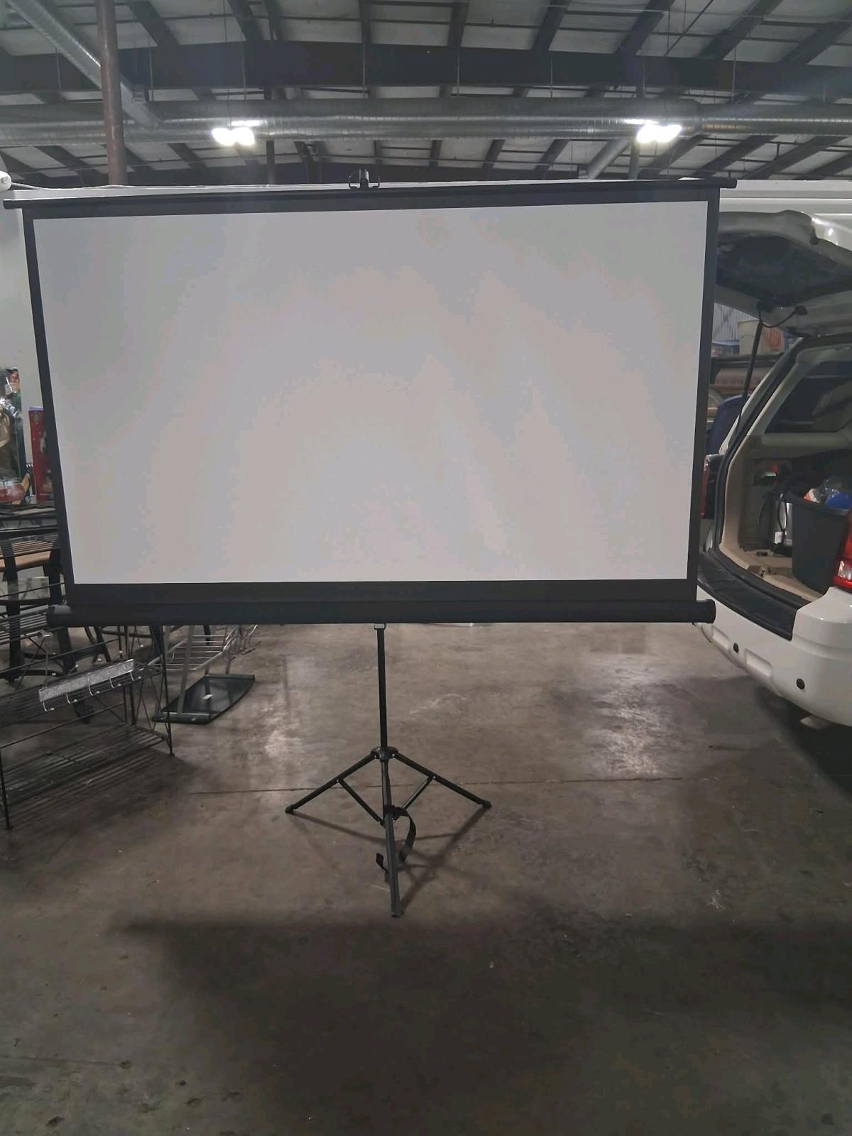 Large projector Screen