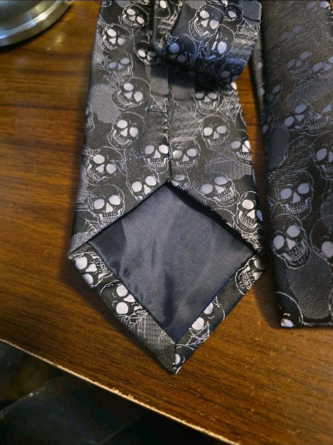 Fashion neck tie skull