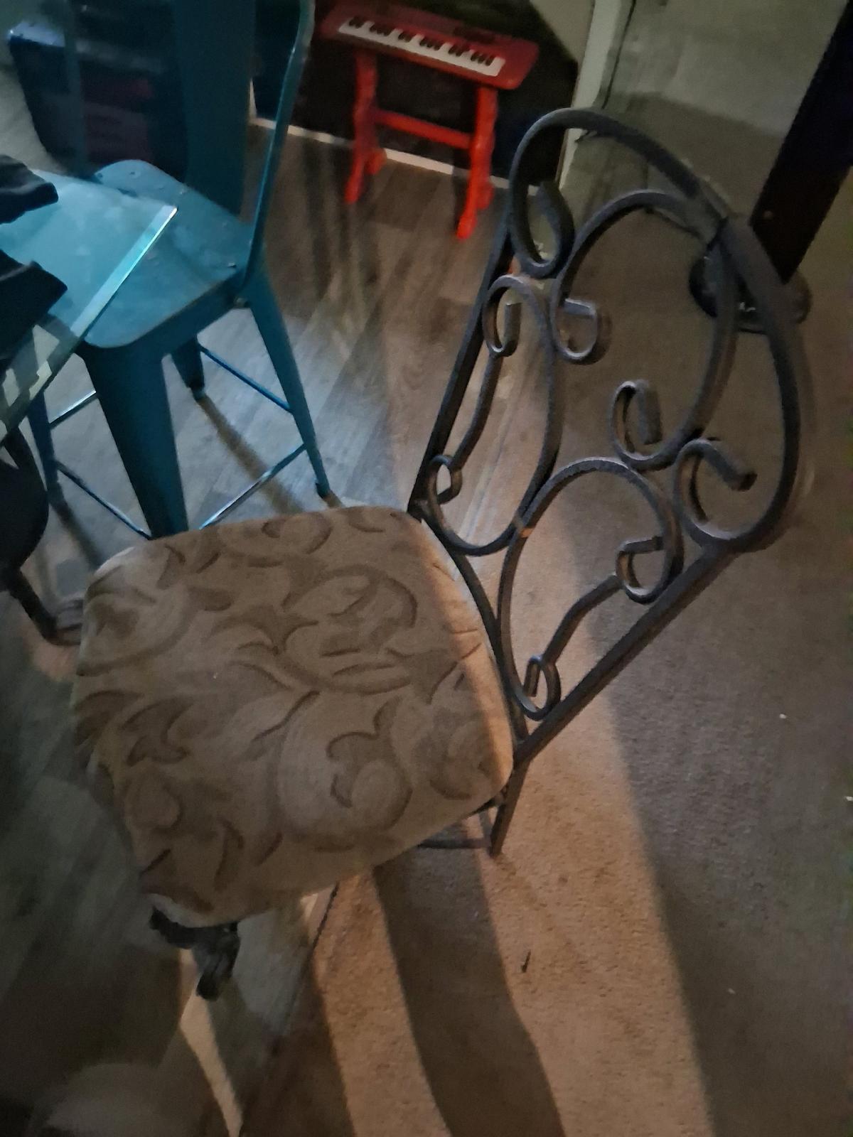 kitchen table and 4 chairs