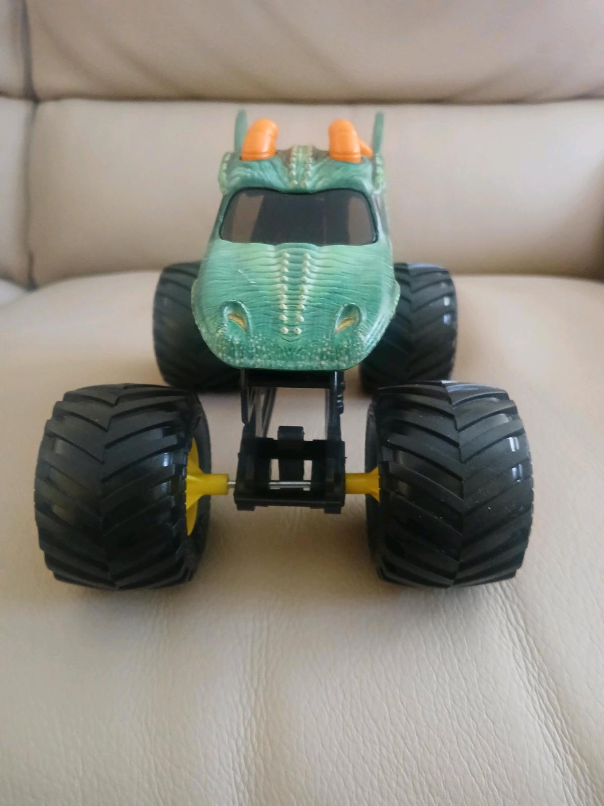 Toy car bundle orange car can turn into a robot