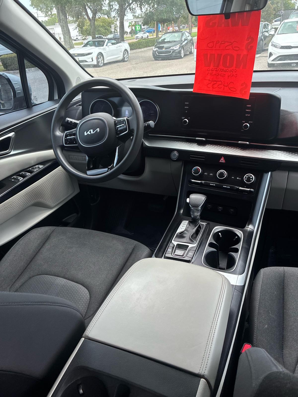 2022 Kia Carnival LX FWD