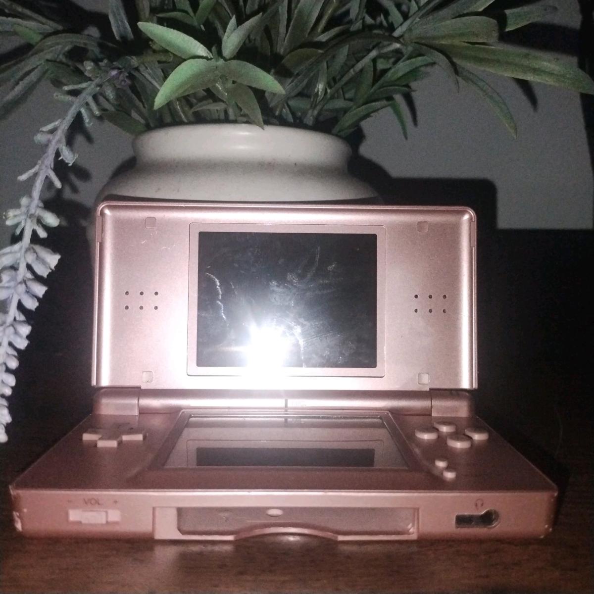 light pink Nintendo DS Lite good condition
