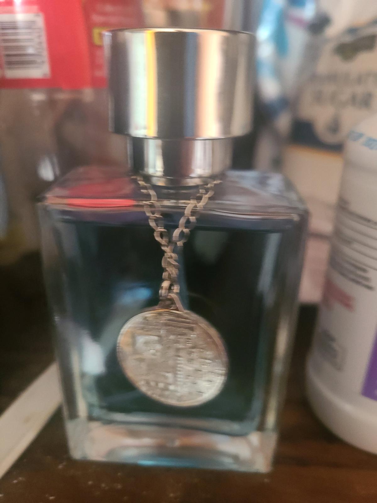 mens smell good Cologne admire it