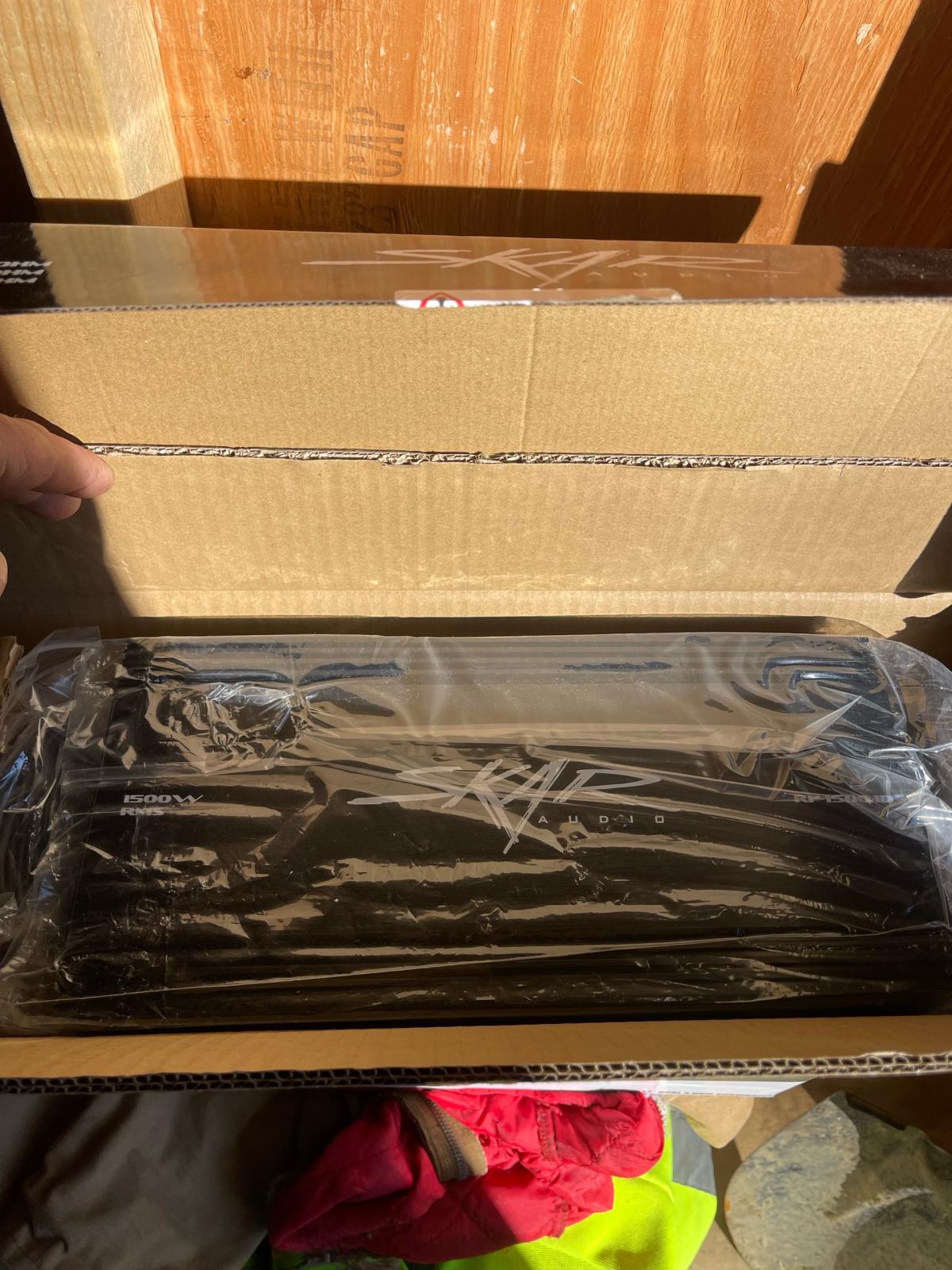 12 inch skar sub and skar amp and bass knob