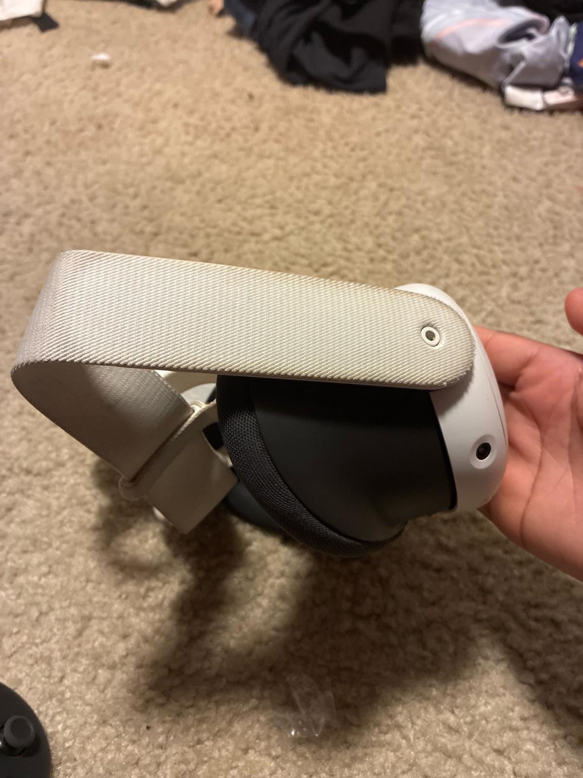 META quest 2 With both controllers