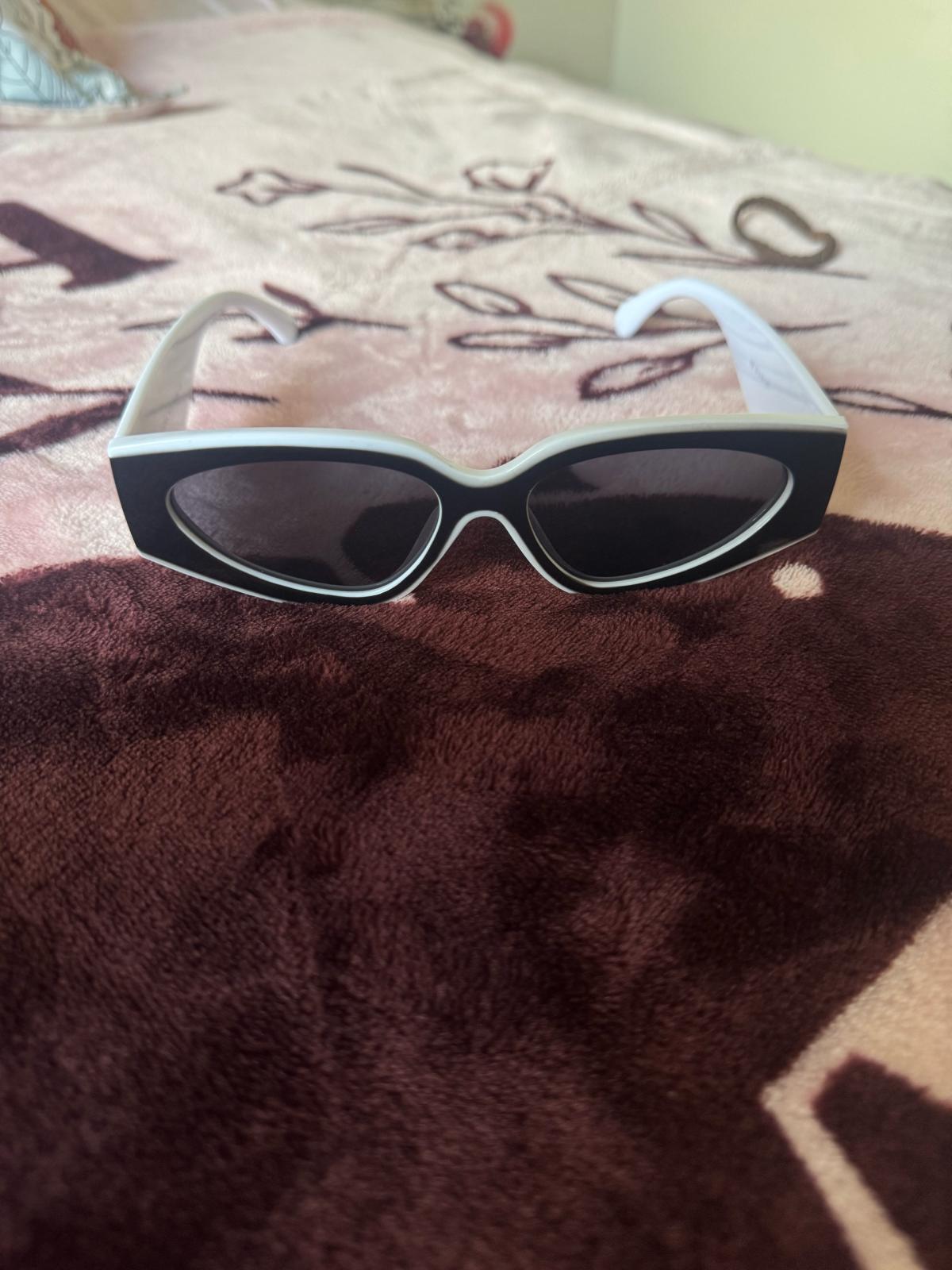 hermosas gafas de estilo nuevas en su caja