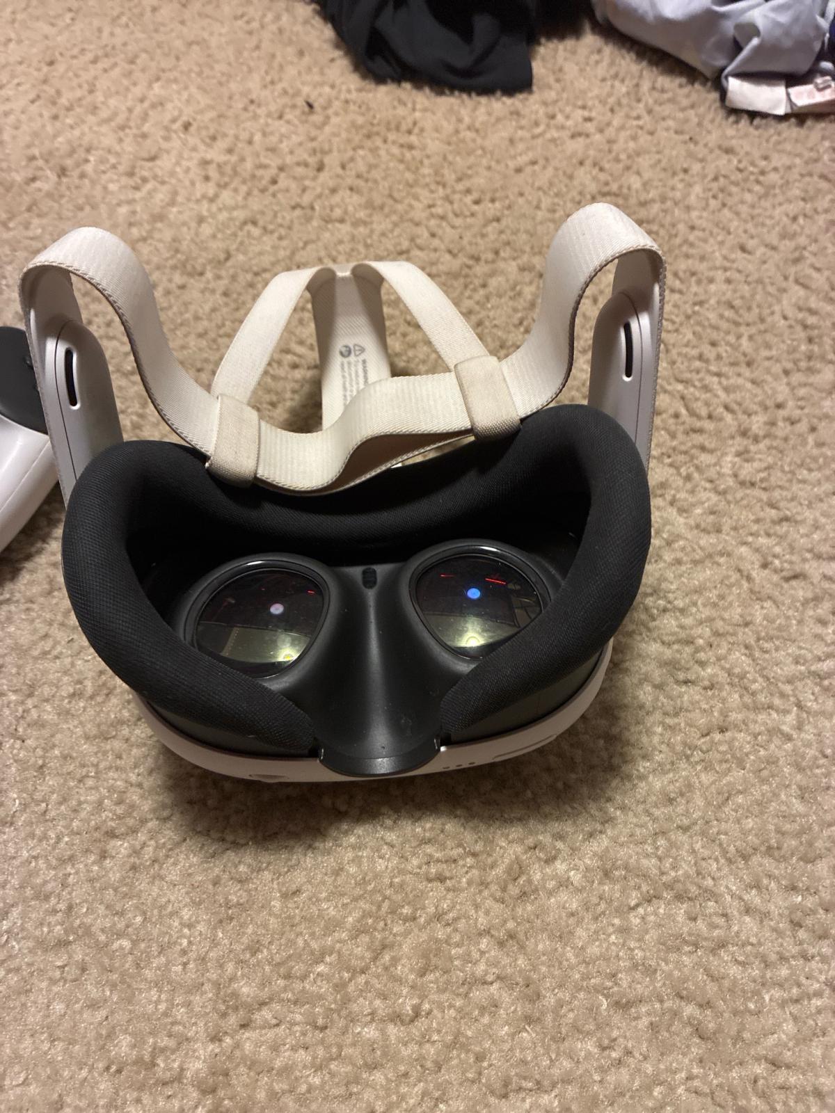 META quest 2 With both controllers