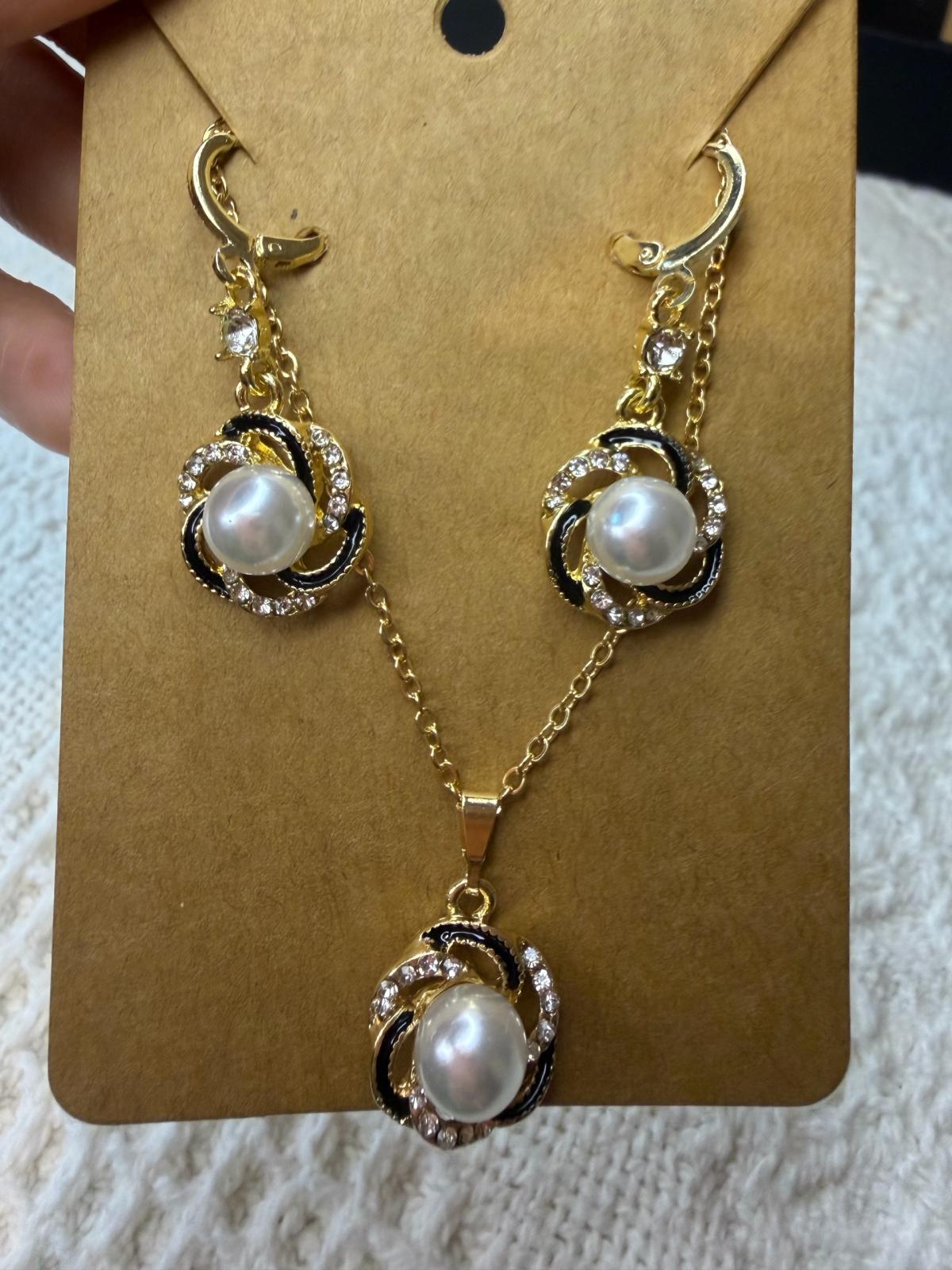Pearl necklace and Earrings Set