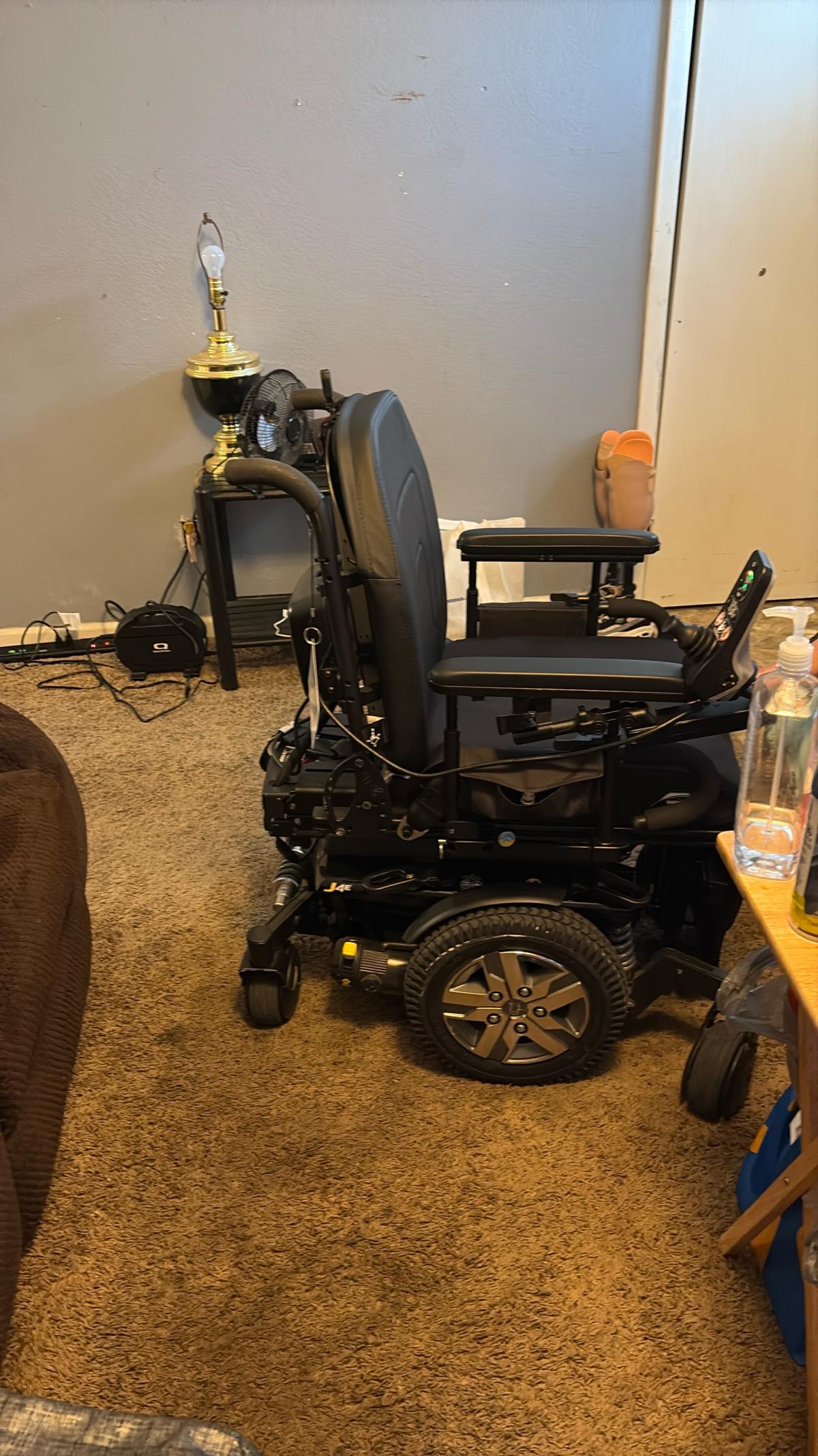 ELECTRIC SCOOTER WITH A RAMP