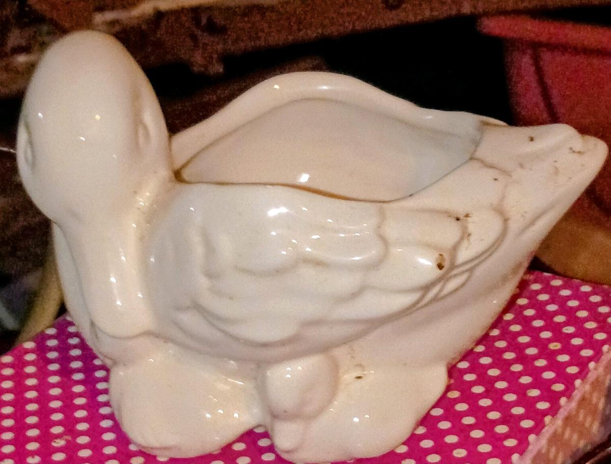WHITE GLASS SWAN PLANTER