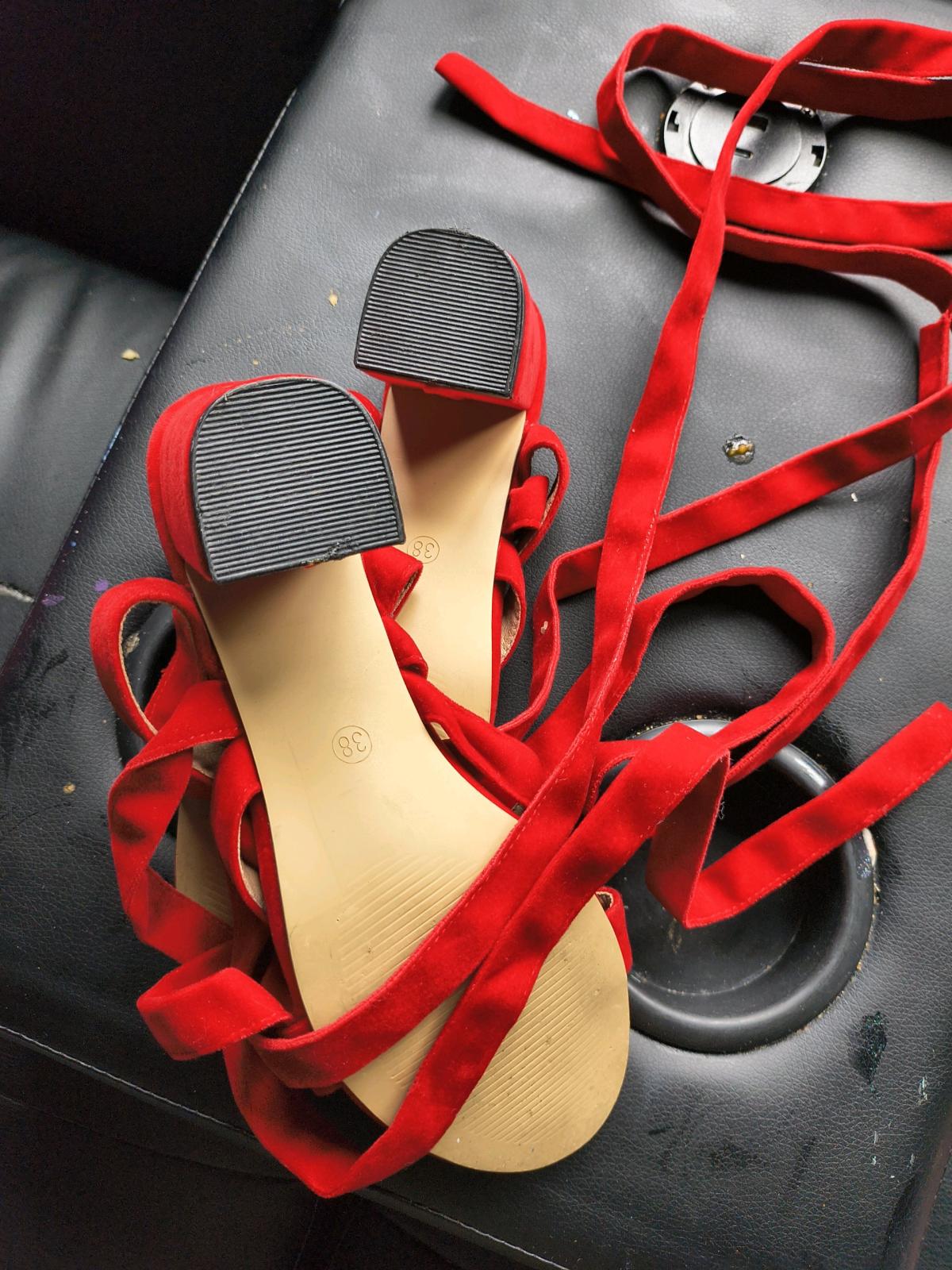 lote de 4 prendas de ropa y un par de zapatillas tacon ancho