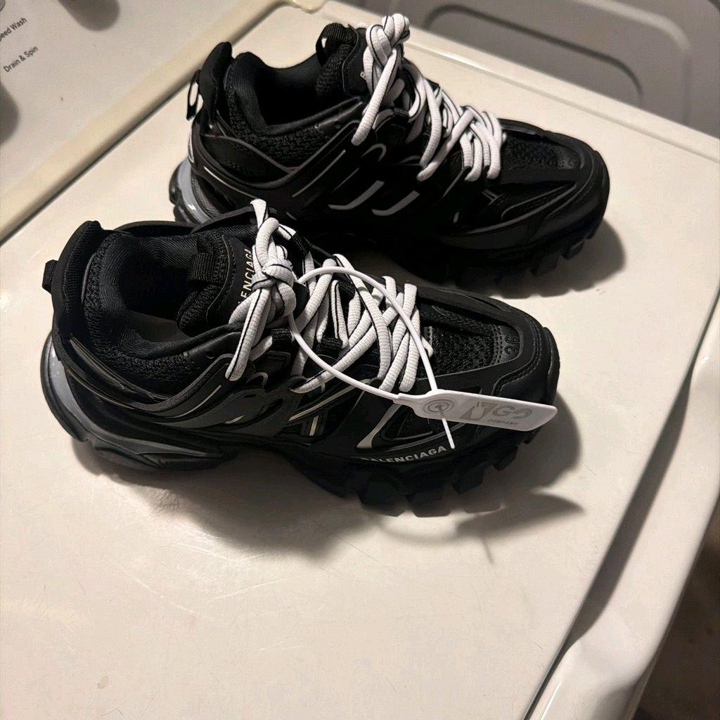 balenciaga tracks led two colors