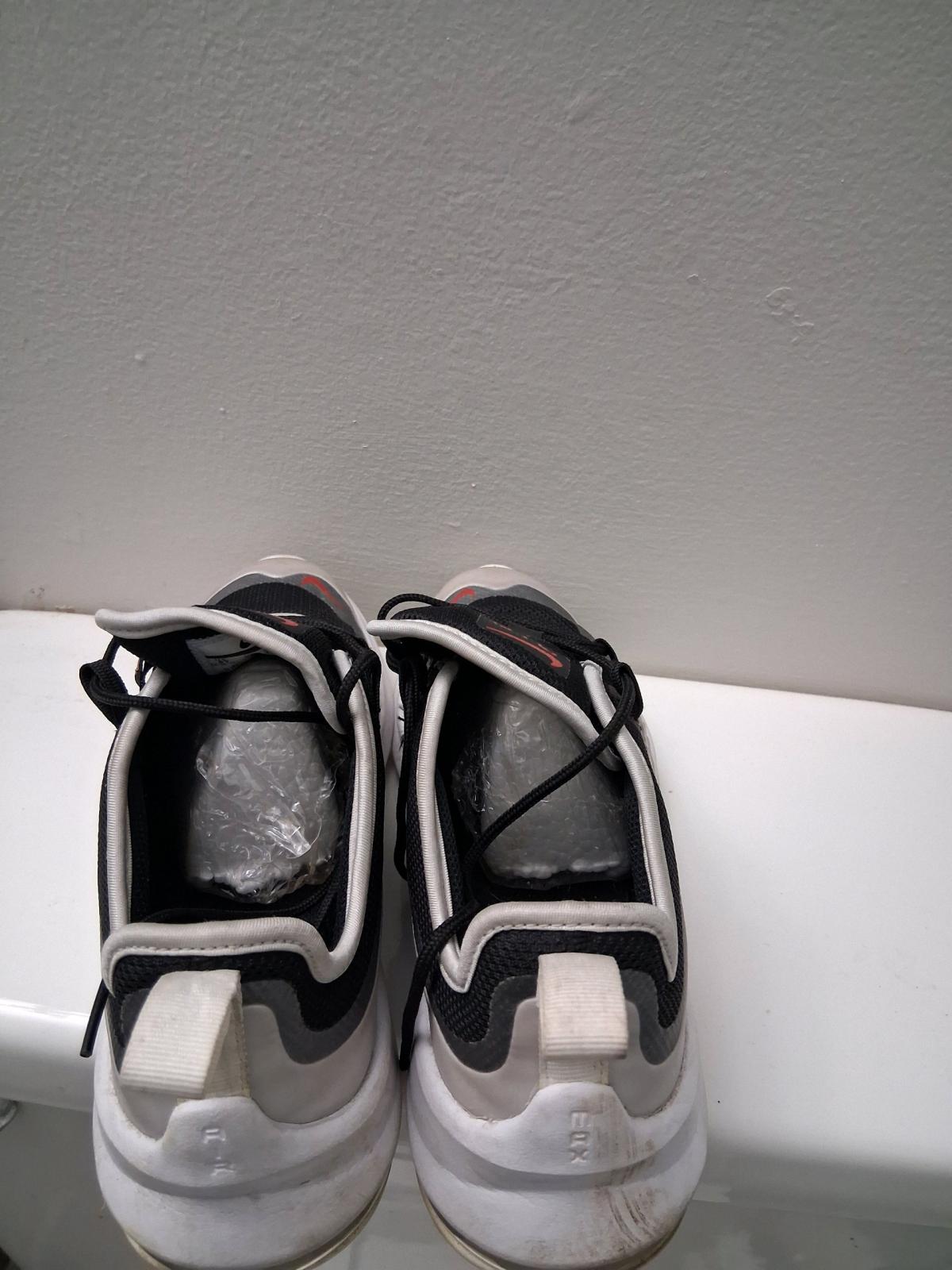 Speaker mens black and white