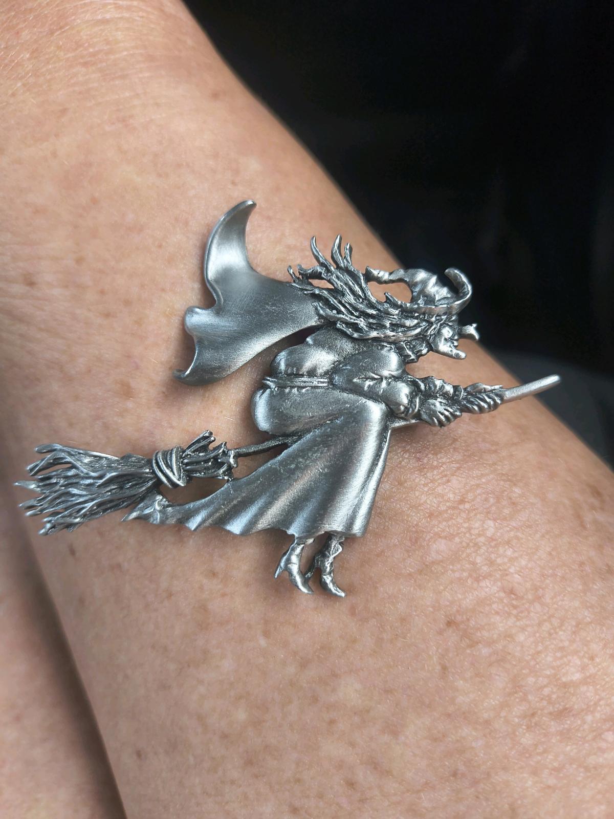 pueter witch pin