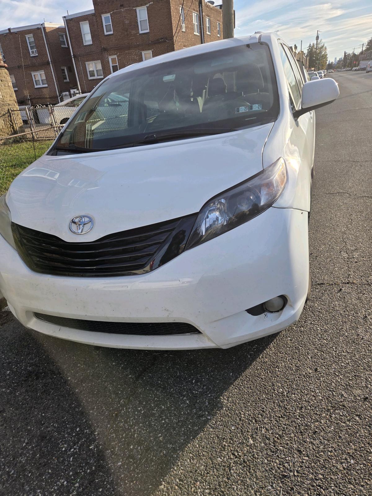 2011 Toyota Sienna LE in good condition