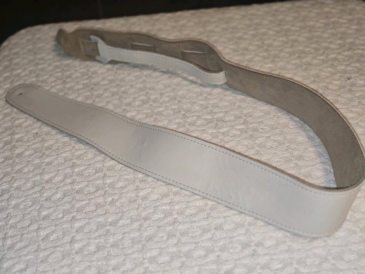 2 leather guitar straps