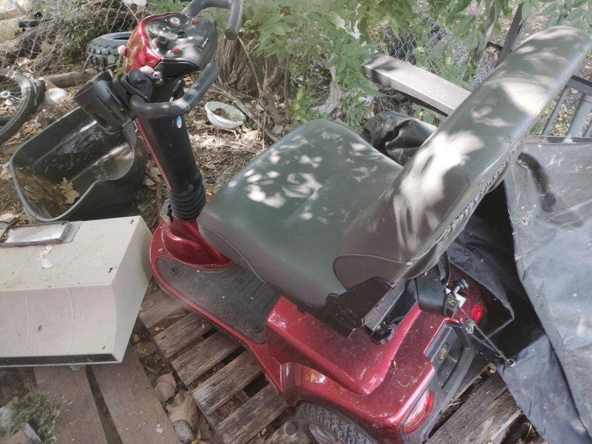 eltric mobility chair just needs batteries