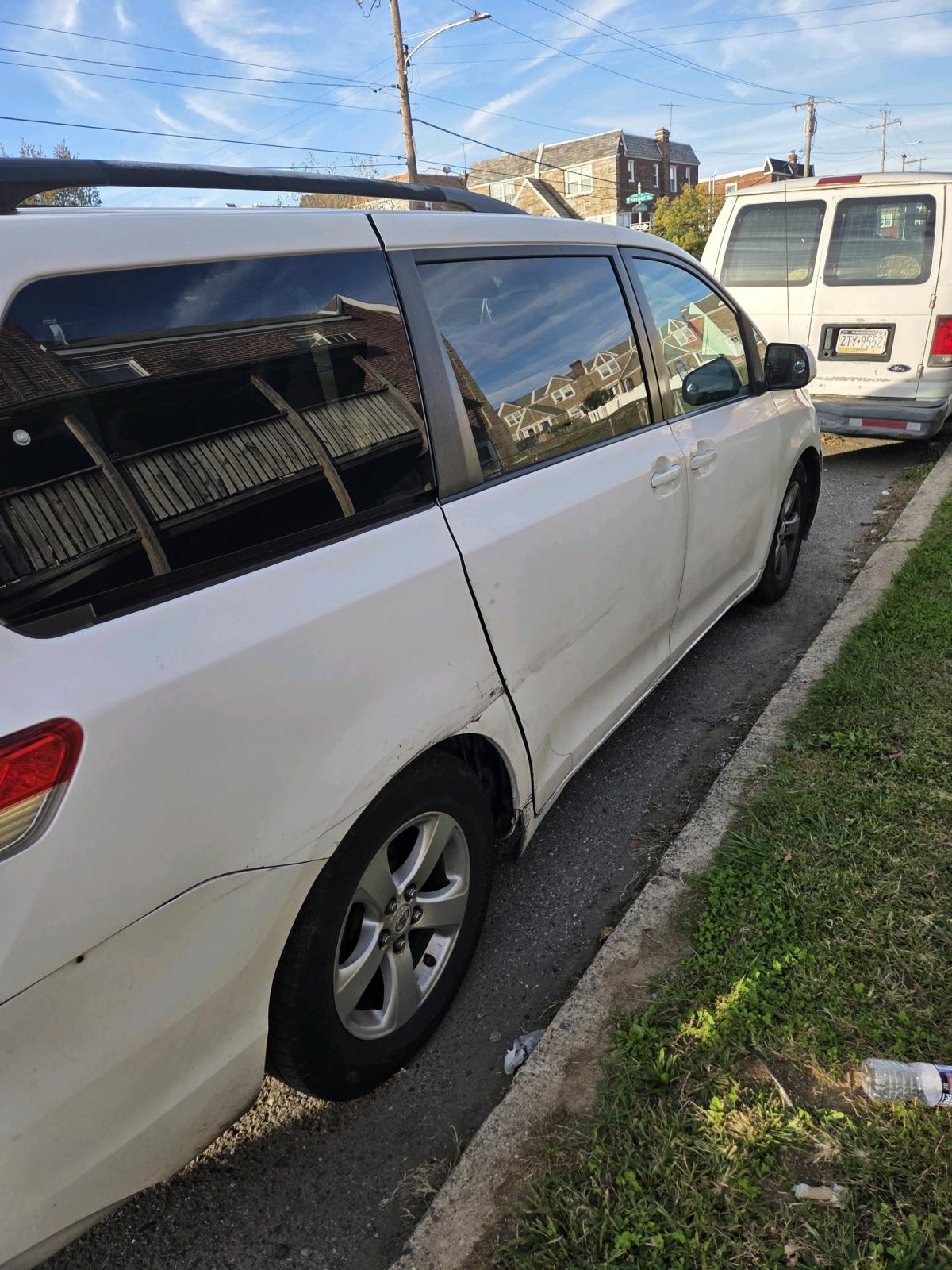 2011 Toyota Sienna LE in good condition