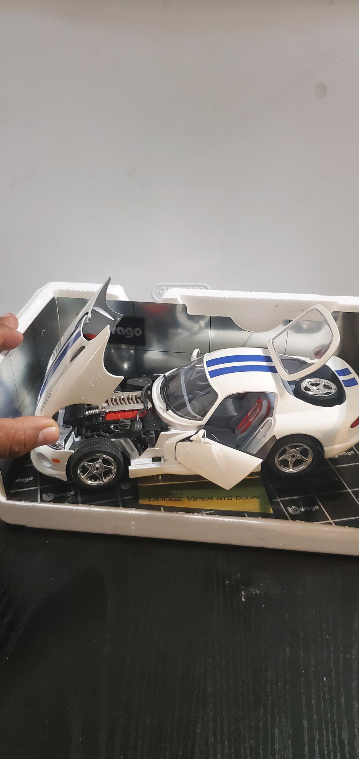 scale Bburago Gold Collection 1997 Dodge Viper GTS Coupe
