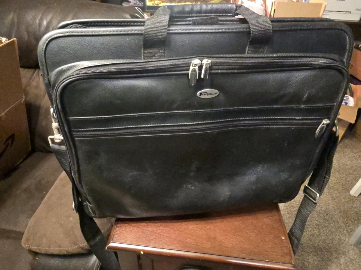 Targus Black Laptop Briefcase  Messenger Bag