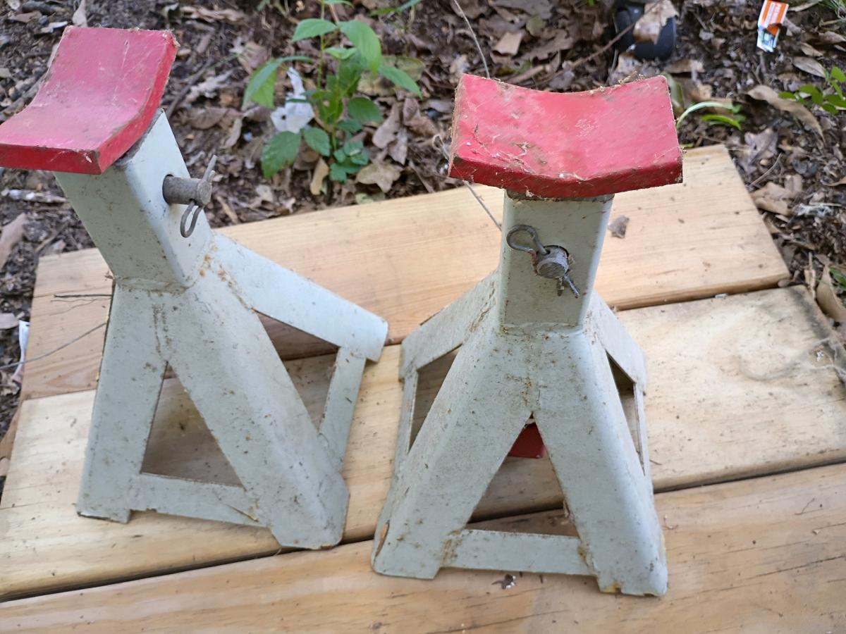 Two Matching 2 Ton Larin Jack Stands