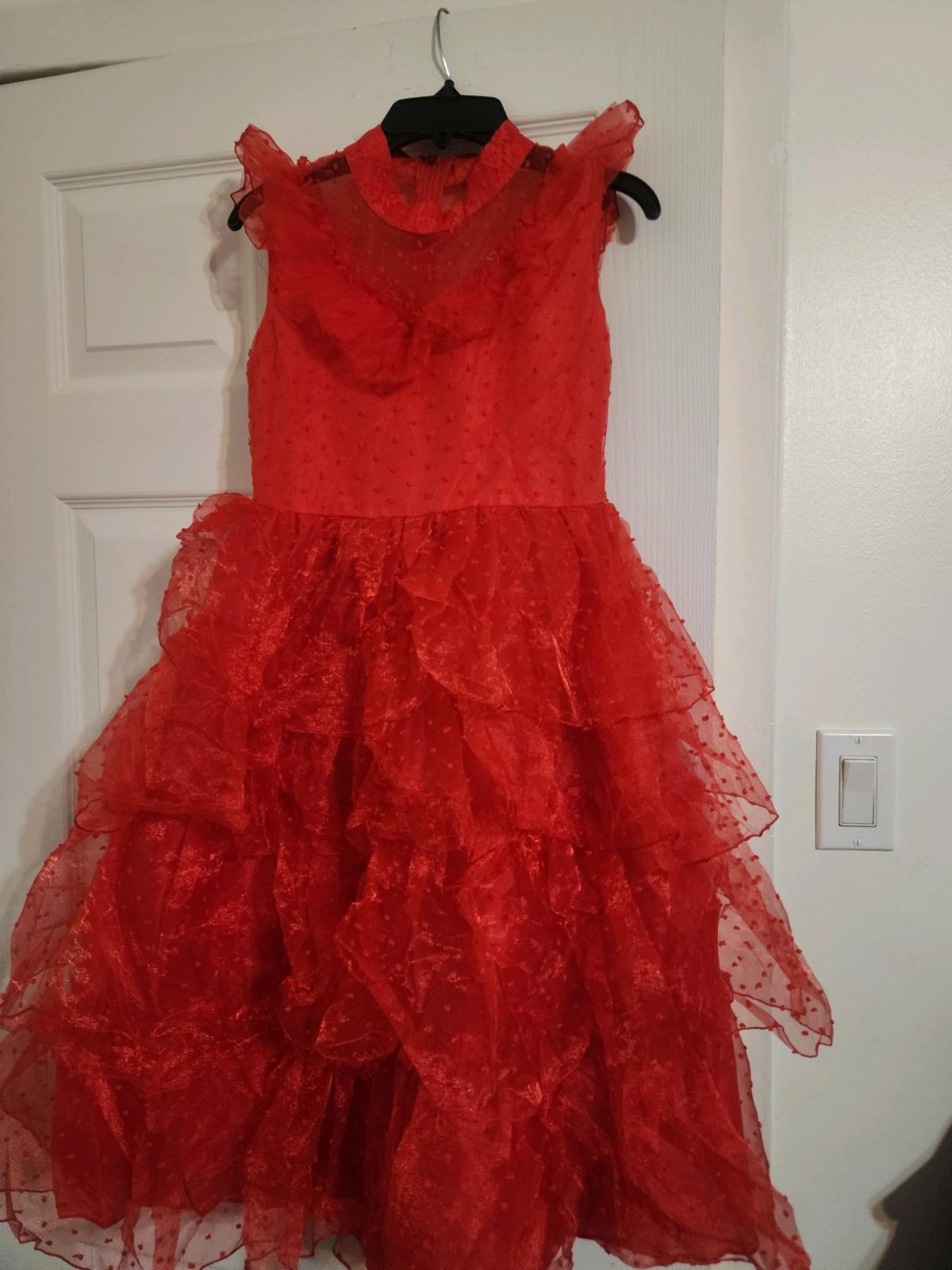 Lydia Deetzs red wedding dress from Beetlejuice Zize 140