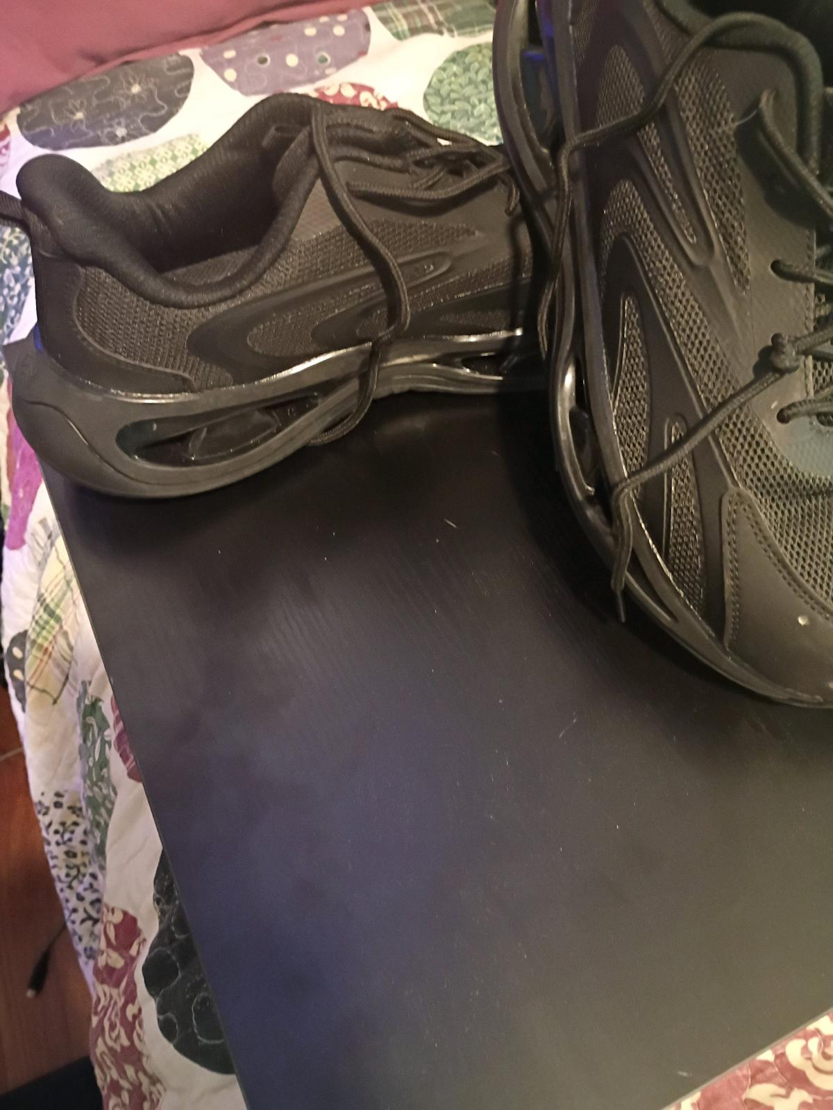 mens work shoes never worn excellent if you on your feet alo