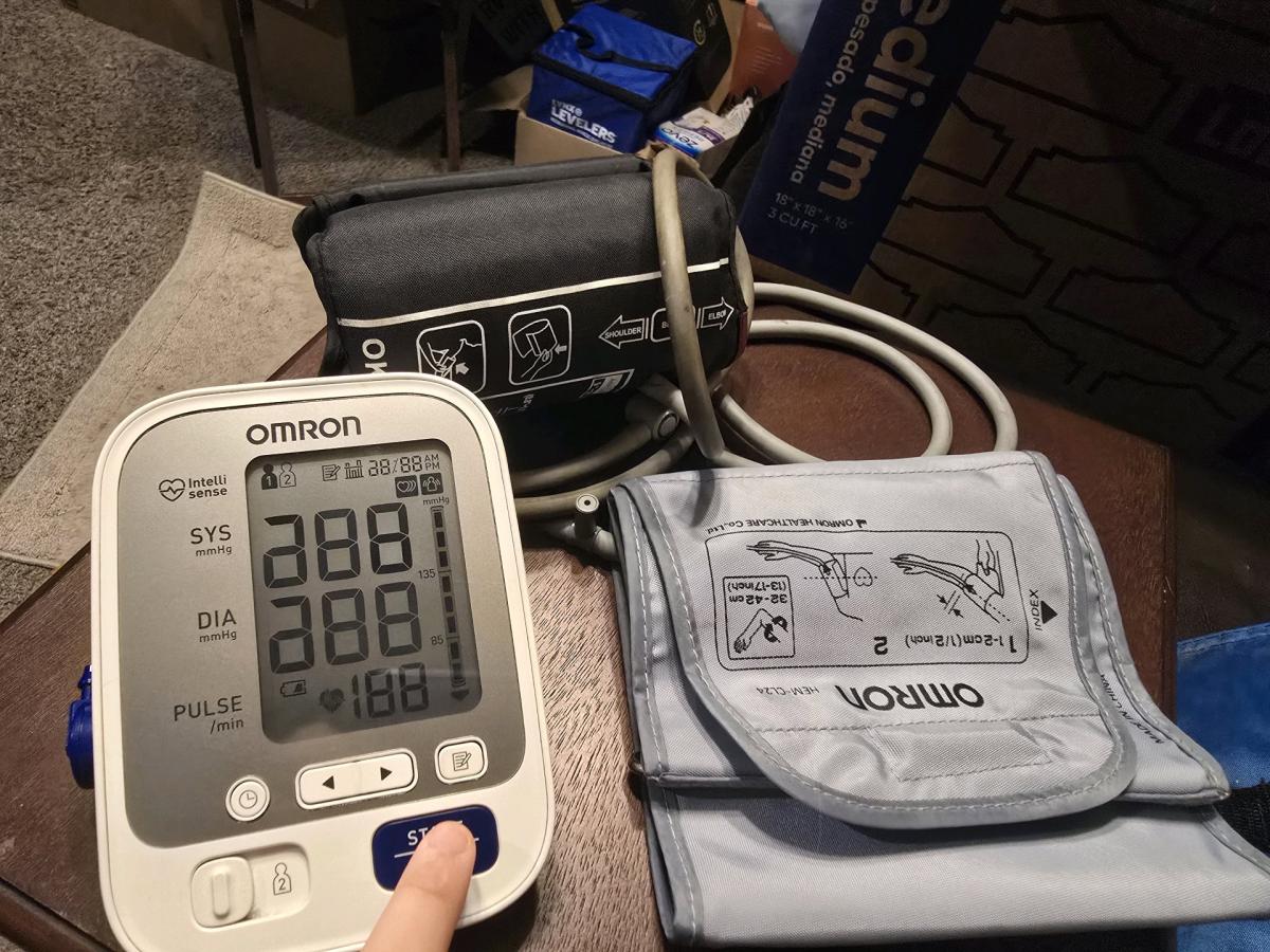 Omron Blood Pressure  Heart Rate Monitor w Large Cuff 3242cm