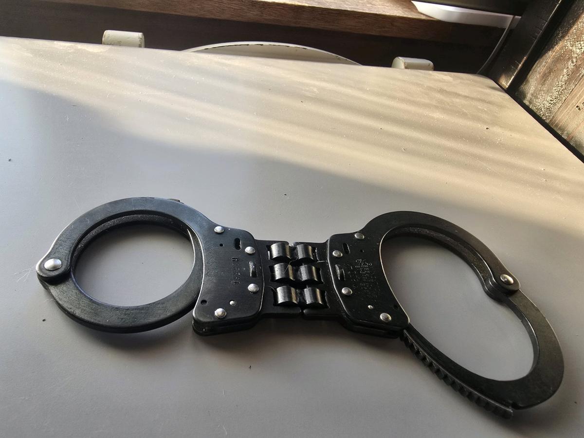 Smith  Wesson Model 300 Black Hinged Handcuffs  PreOwned No