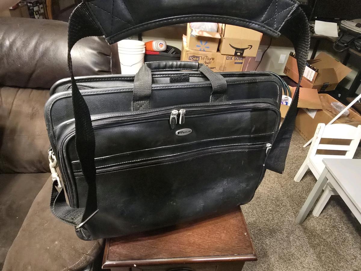 Targus Black Laptop Briefcase  Messenger Bag