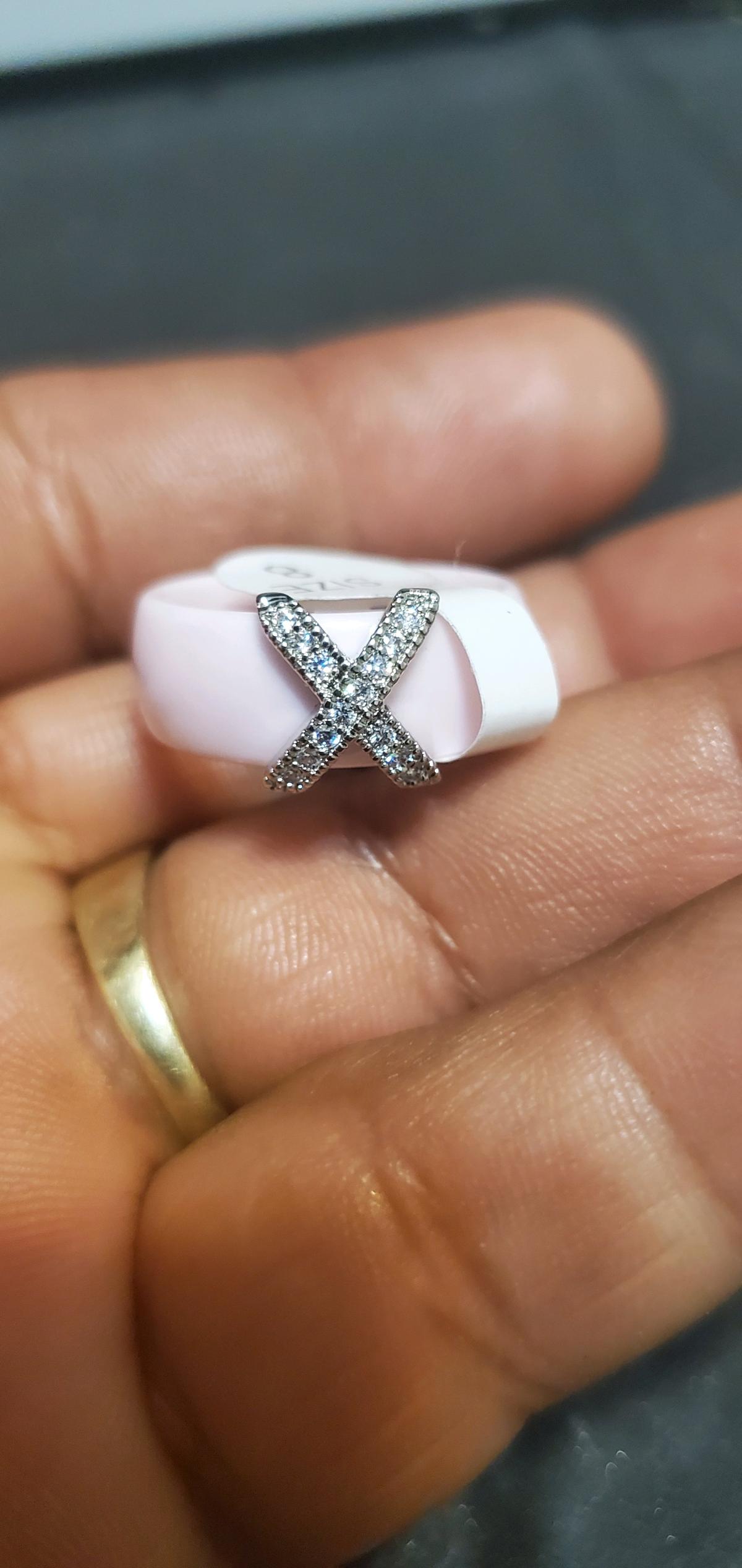 pink ceramic fashion ring featuring