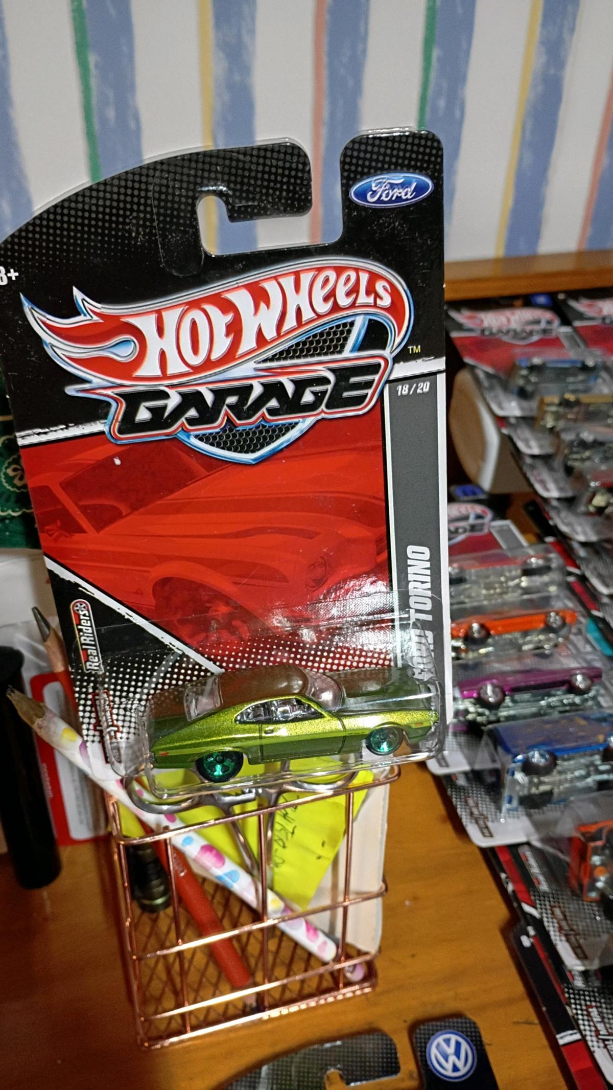 Hot Wheels garage complete set unopened cards in perfect con