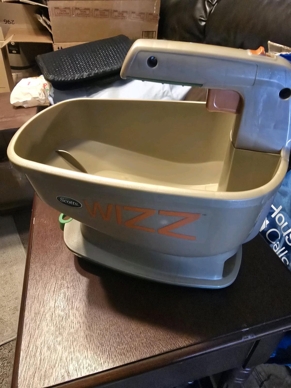 Scotts Wizz Battery Handheld Power Spreader  Excellent Condi