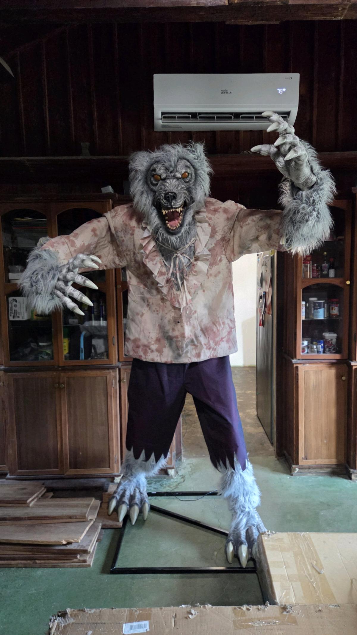 7ft HALLOWEEN Animatronic Werewolf