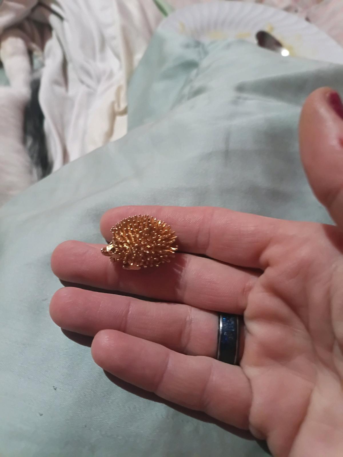 14kt gold vintage porcupine broch pin