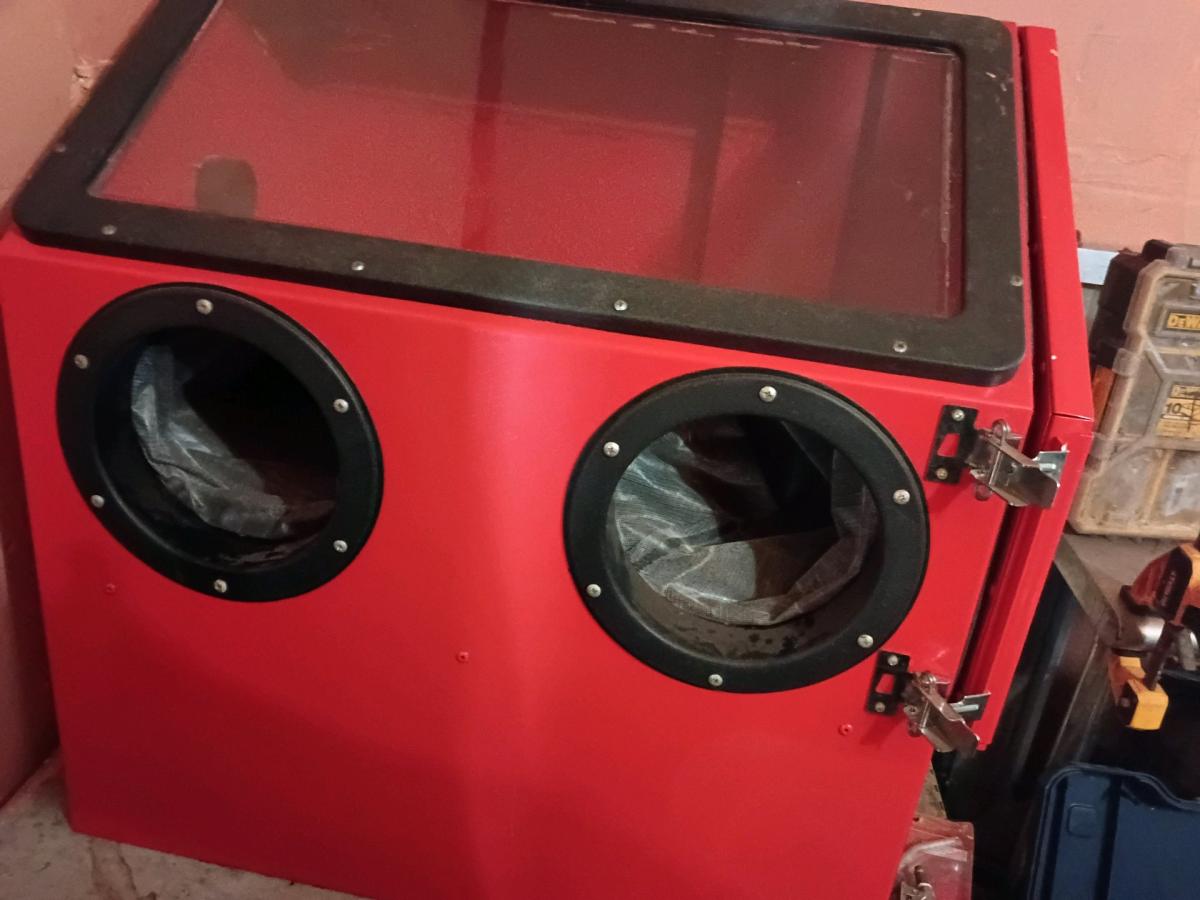 Blasting cabinet w gun hose sand and interior light