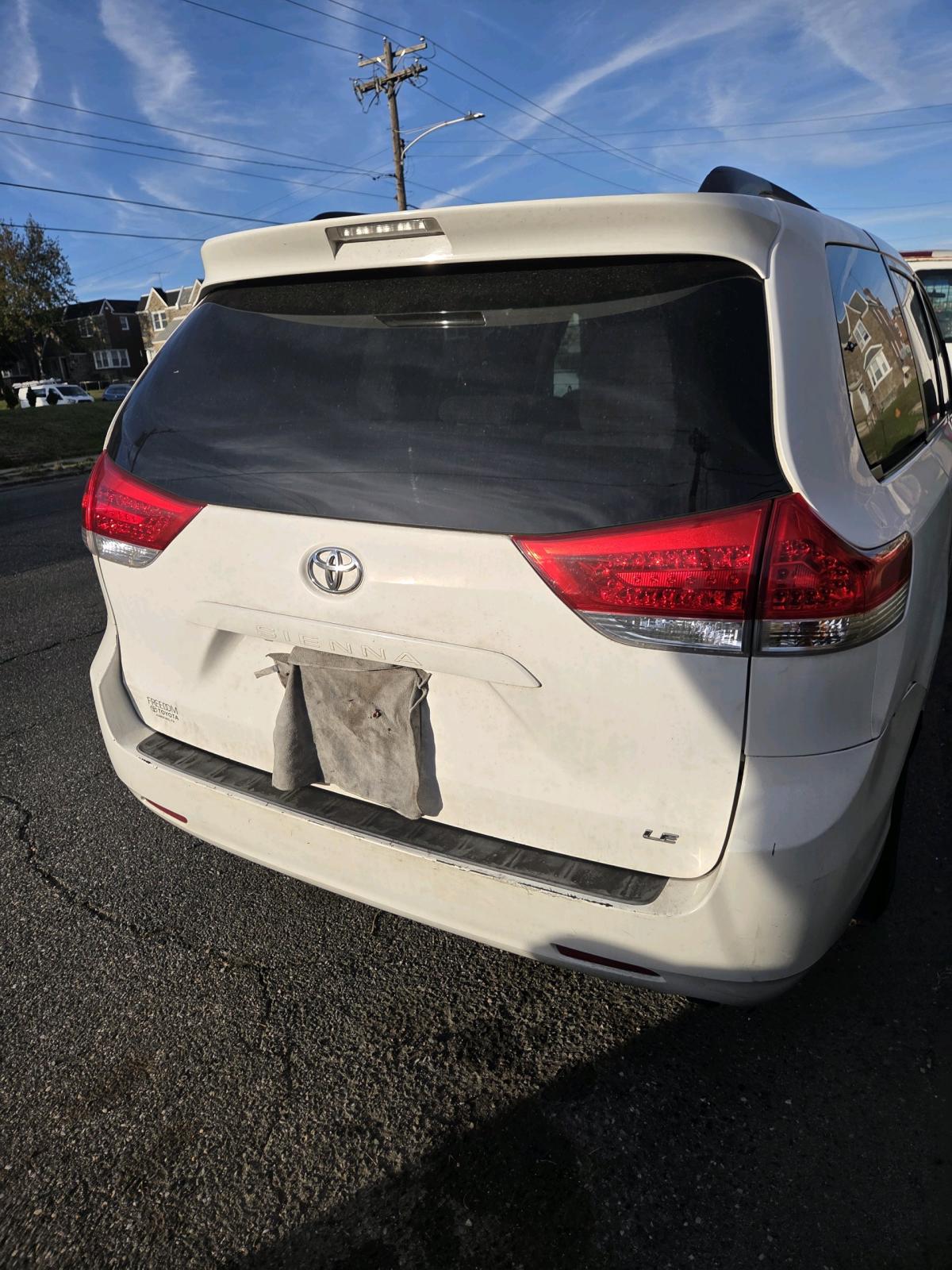 2011 Toyota Sienna LE in good condition