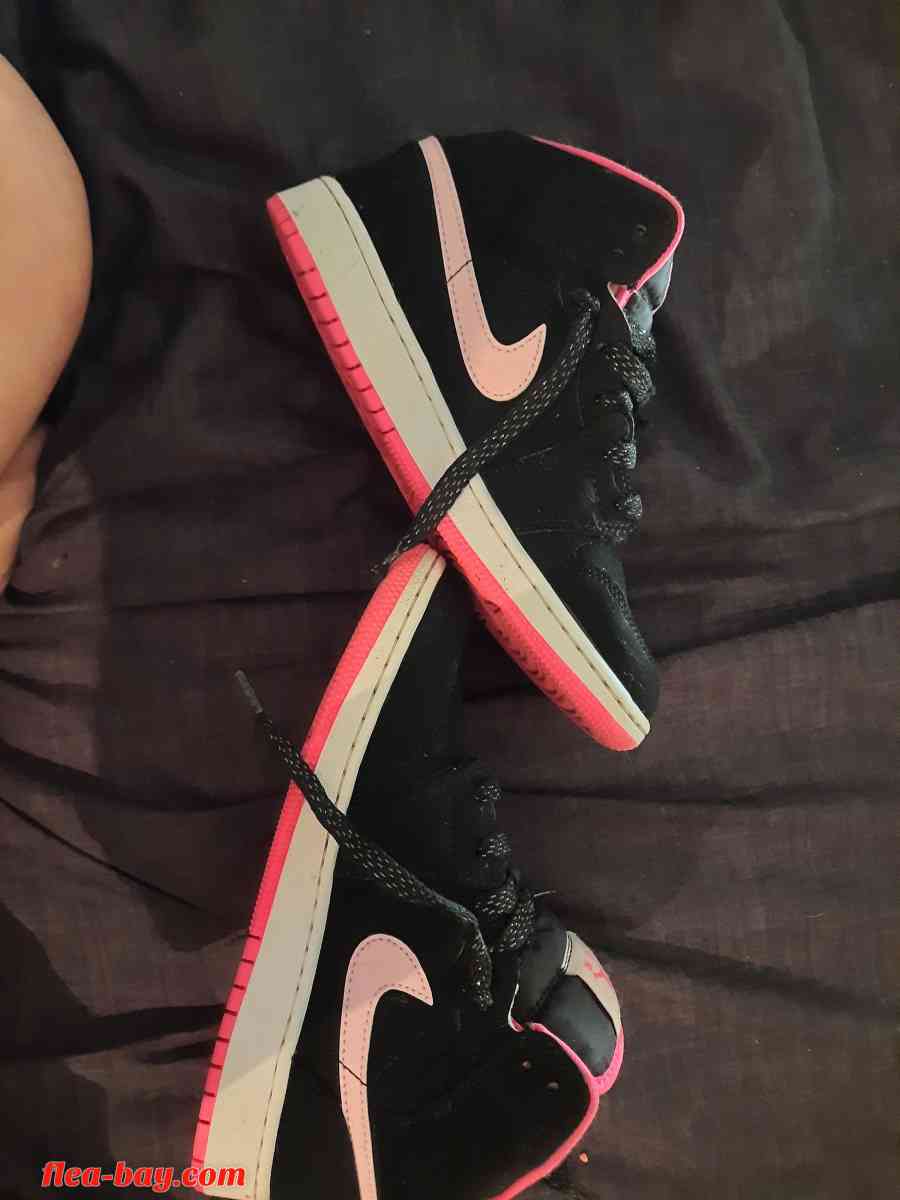 Ladies Jordan's sneakers