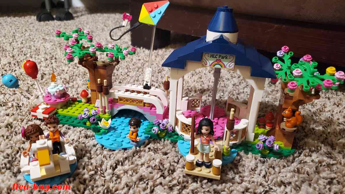 lego friends heart lake city park 41447 COMPLETE (local )