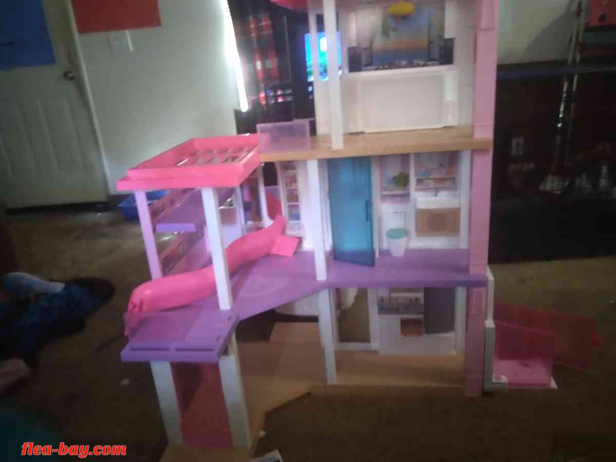 selling a Barbie doll house I took it out the box never play