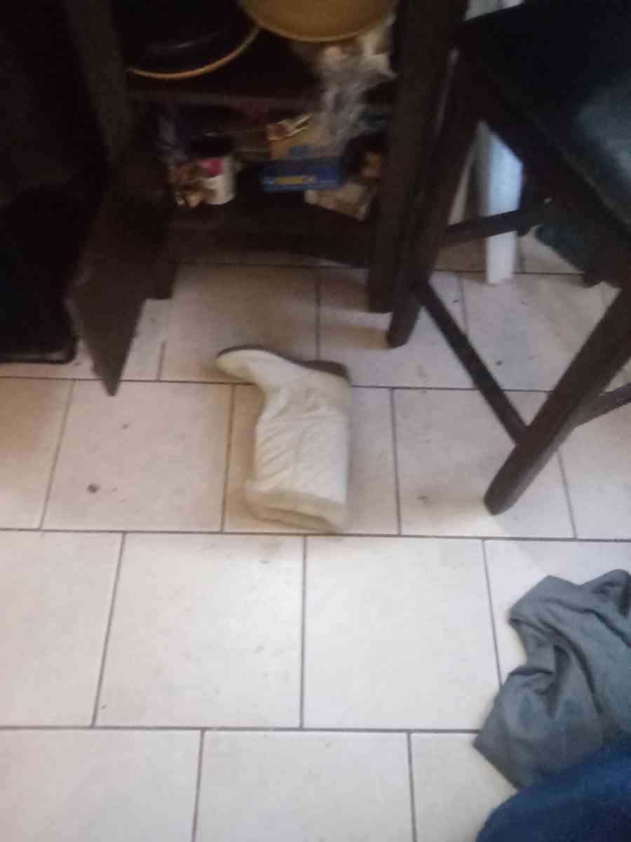 Dinning room round room table with 4 charis brown