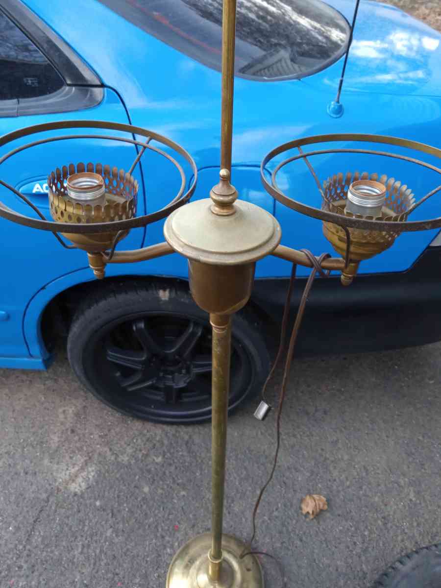 old school  lamp  in really good condition 28 dollars